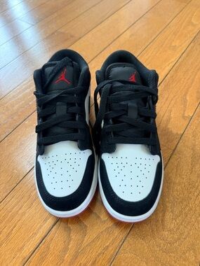 Nike Kids Black/White Sneakers with Red Jumpman